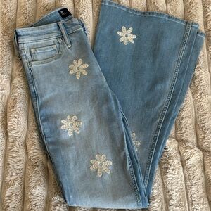 Hollister High-Rise Vintaged Flared Jeans with Flowers Women’s Size 3S Brand New